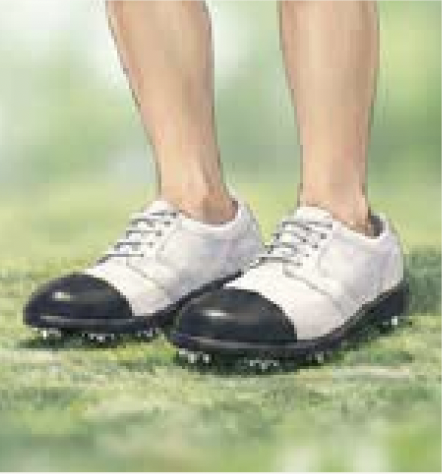 素足でゴルフシューズを履いている様子